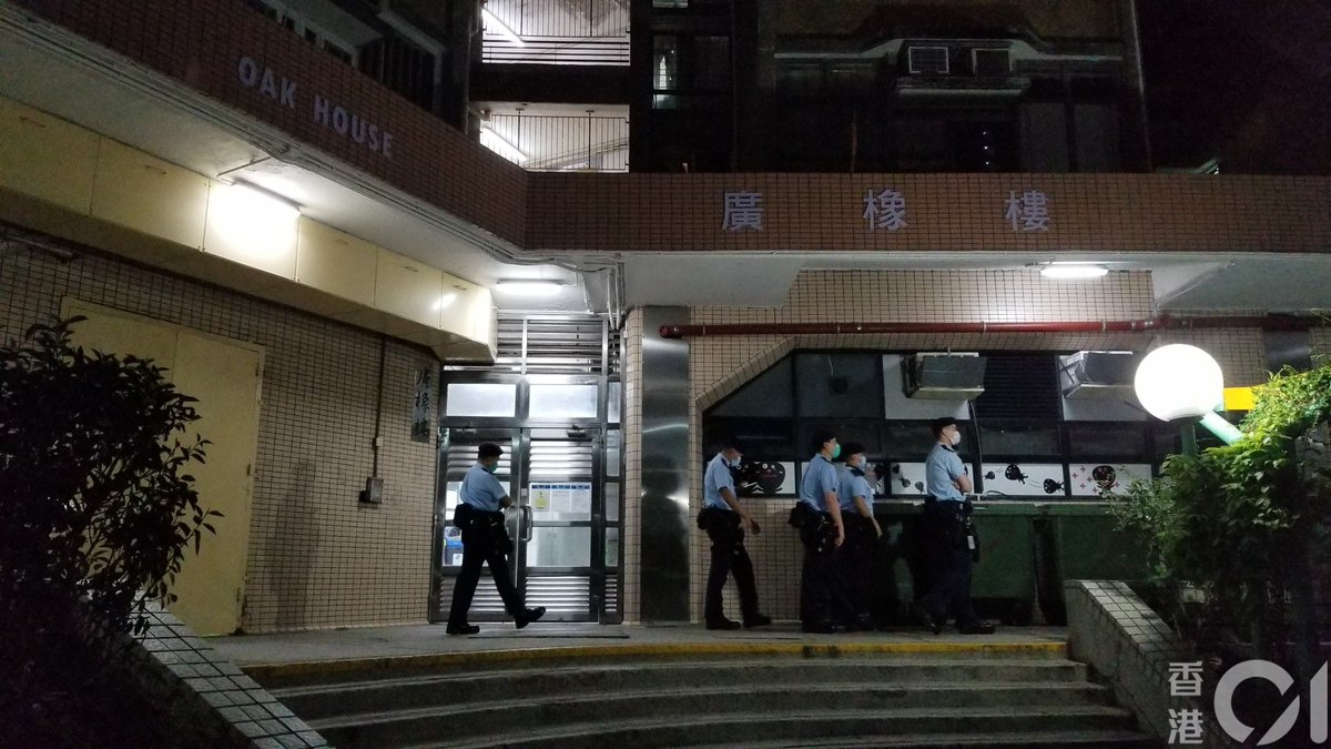  #THREAD: There are 2 kinds of arrests in  #HongKong.When police arrest high-profile lawyers and activists -- like they did last Saturday with Martin Lee & co. -- they want you to know.But you probably don't know about an arrest last night at Kwong Yuen Estate. (1/6)