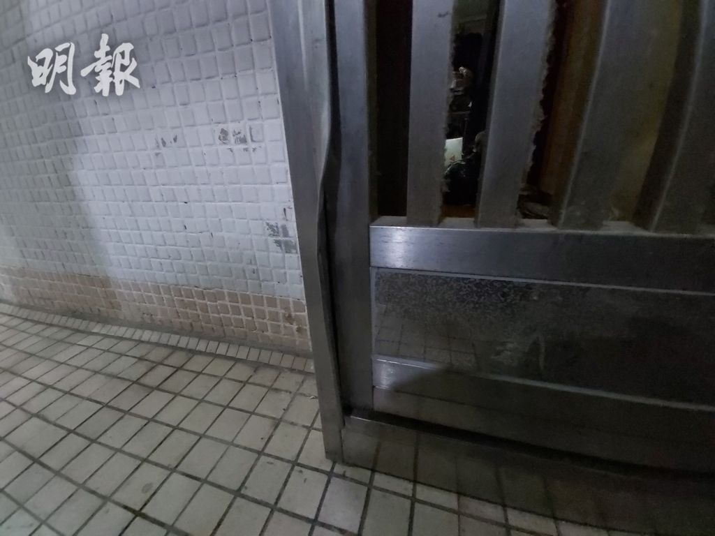 At around 5pm yesterday, plainclothes policemen entered a flat at Oak House, Kwong Yuen Estate in Shatin. Neighbours reported hearing sounds of "crying, vomiting and impact" (per Ming Pao, Apple, Stand). They also noticed the door was forced open. (2/6)