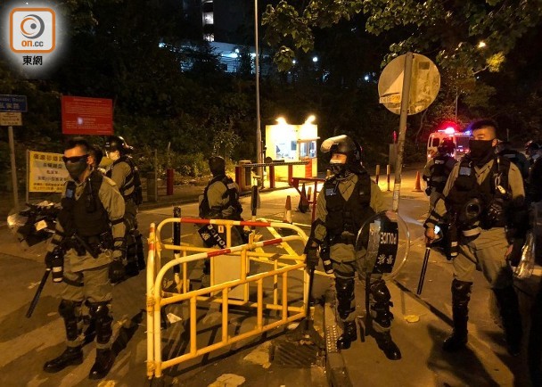 Later reports suggest this arrest was related to an illegal weapons case, which ties back to the protests.HK police have learnt how to avoid public scrutiny with these covert arrests. So far, this case hasn't been reported in English media. (5/6)