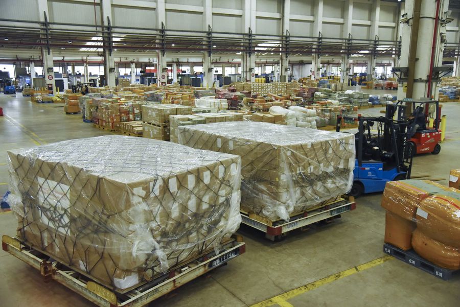 ChinaDaily's tweet image. Alibaba founder @JackMa announced that he and Alibaba would donate medical supplies to #WHO including 100 million clinical masks, 1 million N-95 masks, and 1 million test kits. "One world, one fight," he wrote on Twitter. #coronavirus #FightTogether