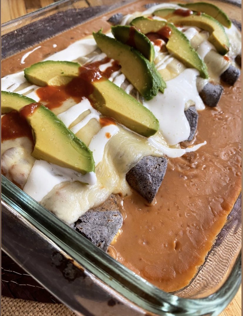 cmexicana's tweet photo. Hablando de #Enfrijoladas cuando comenzamos la cuarentena preparamos unas con tortilla de maíz azul, rellenas de huevito revuelto, frijoles con chipotle, queso, crema y aguacate. Cariño al #maíz 
Abrazos @Anahi gracias por ponerlas sobre la mesa. #CocinaMexicana https://t.co/SZWJinV5p3
