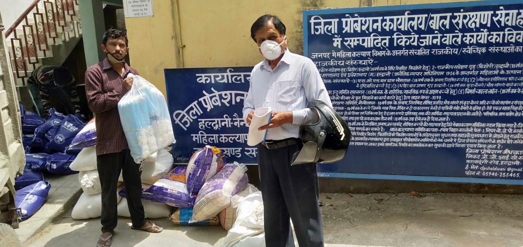 WHH_India's tweet image. In Nainital district, Uttarakhand, our partner Lok Chetna Manch is making best possible efforts to support the needy during #COVID19. They are distributing essential food items, soaps and facemasks to the locals.

#WHHfightsCorona #CommunityAssistance #EmergencyResponse