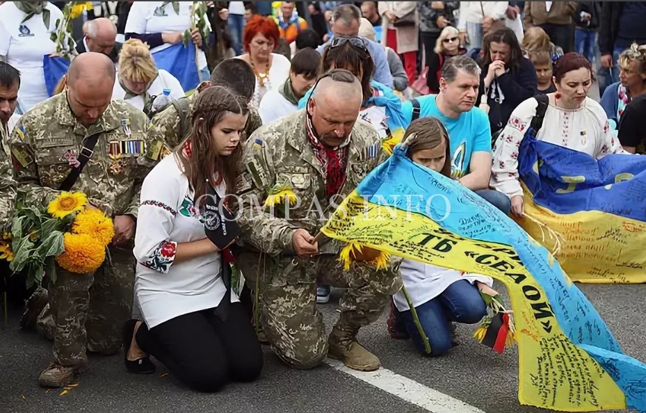 Украинцы радовались. Украинцы на коленях. Стоящие на коленях украинцы. Украина на коленях перед США. Украинцы стоят на коленях.