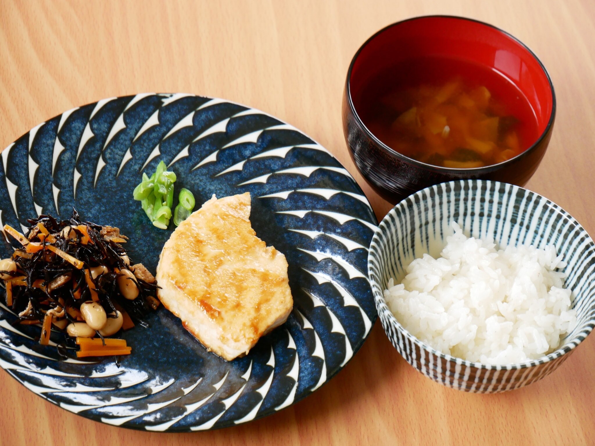 保育園の給食 今日の献立 のりごはん めかじきの和風ムニエル ひじきと大豆の煮物 キャベツとえのきの味噌汁 保育園の給食 ラバントの食育 食育 子育て 給食 保育園 食作法 子どもの食事 健康 調理師 和食 Washoku T Co Gveacrhbah