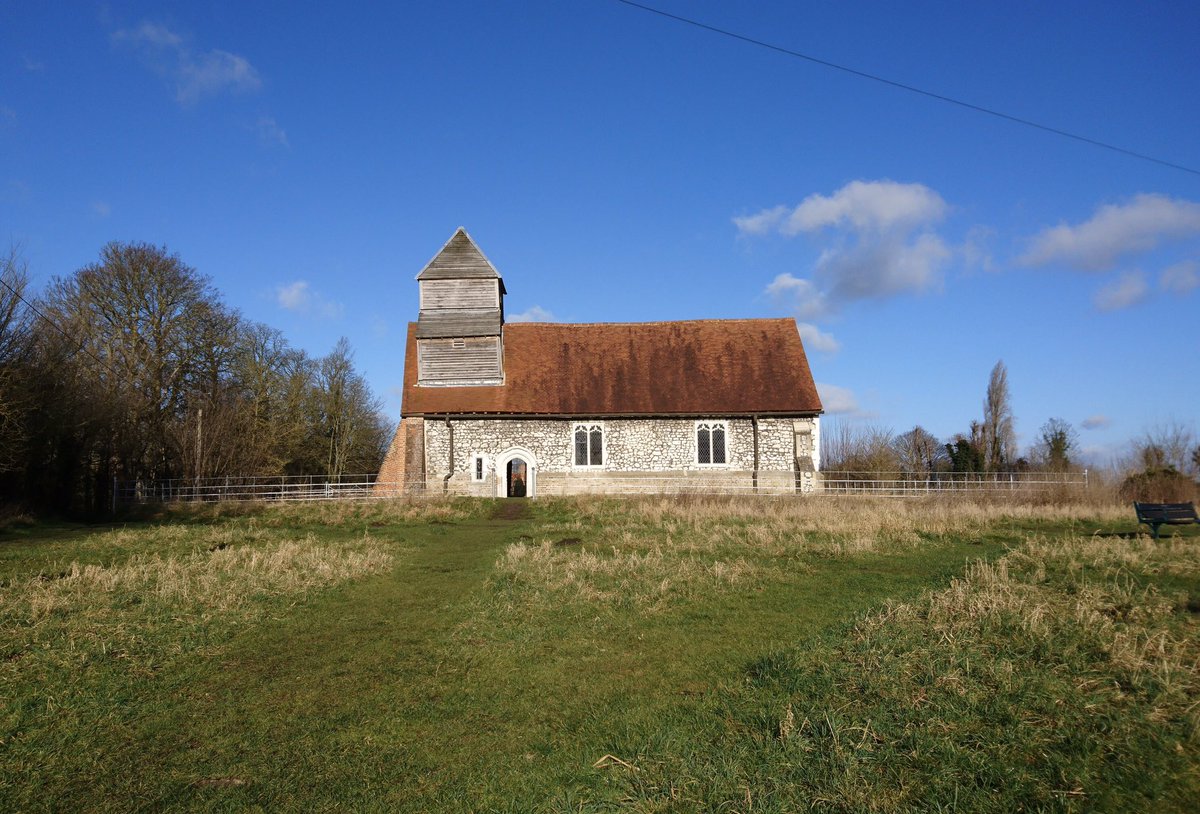 Nestling on the edge of the Thames is this little bargees’ church.To reach it, you must cross the vast Dorney Common, dodging cattle and catching glimpses of Windsor Castle.The setting of Boveney church couldn’t be more bucolic... #thread