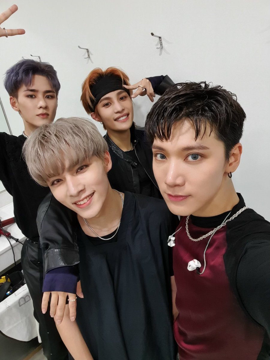 fromyour10ve's tweet photo. <내게 WayV란> 식구끼리 '밥 먹었어?'하고 끼니를 챙기는 것 처럼 항상 모든 걸 같이 한다. 다들 새롭게 도전하고 받아들이려는 오픈마인드를 갖췄다. 'Moonwalk' 활동 때는 합이 너무 잘 맞아서 조금 놀랐다. <To 샤오쥔> 어제 함께 해리포터 시리즈를 봤던 샤오쥔! 영화가 리부트 되면 같이 출연하자 https://t.co/KlnAAtDAYi