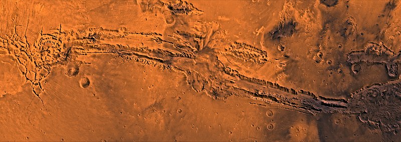تويتر 雨落على تويتر 水手号谷 Valles Marineris 命名来自水手9号 是火星最大的峡谷 也是太阳系最大最长的峡谷 位在塔尔西斯火山高原的东侧 长3769公里 最深处7公里 成一个复杂的峡谷系统 是地壳拉张陷落而形成 可与地球的东非大裂谷相比较 T