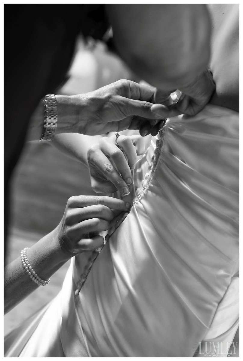 greglumleycom's tweet image. The frenzy starts when the wedding dress starts to go on!  🌪️ 🤪

#excitedbride #gettingready #weddingday #dontbelate #bestdayofmylife #stufftodo