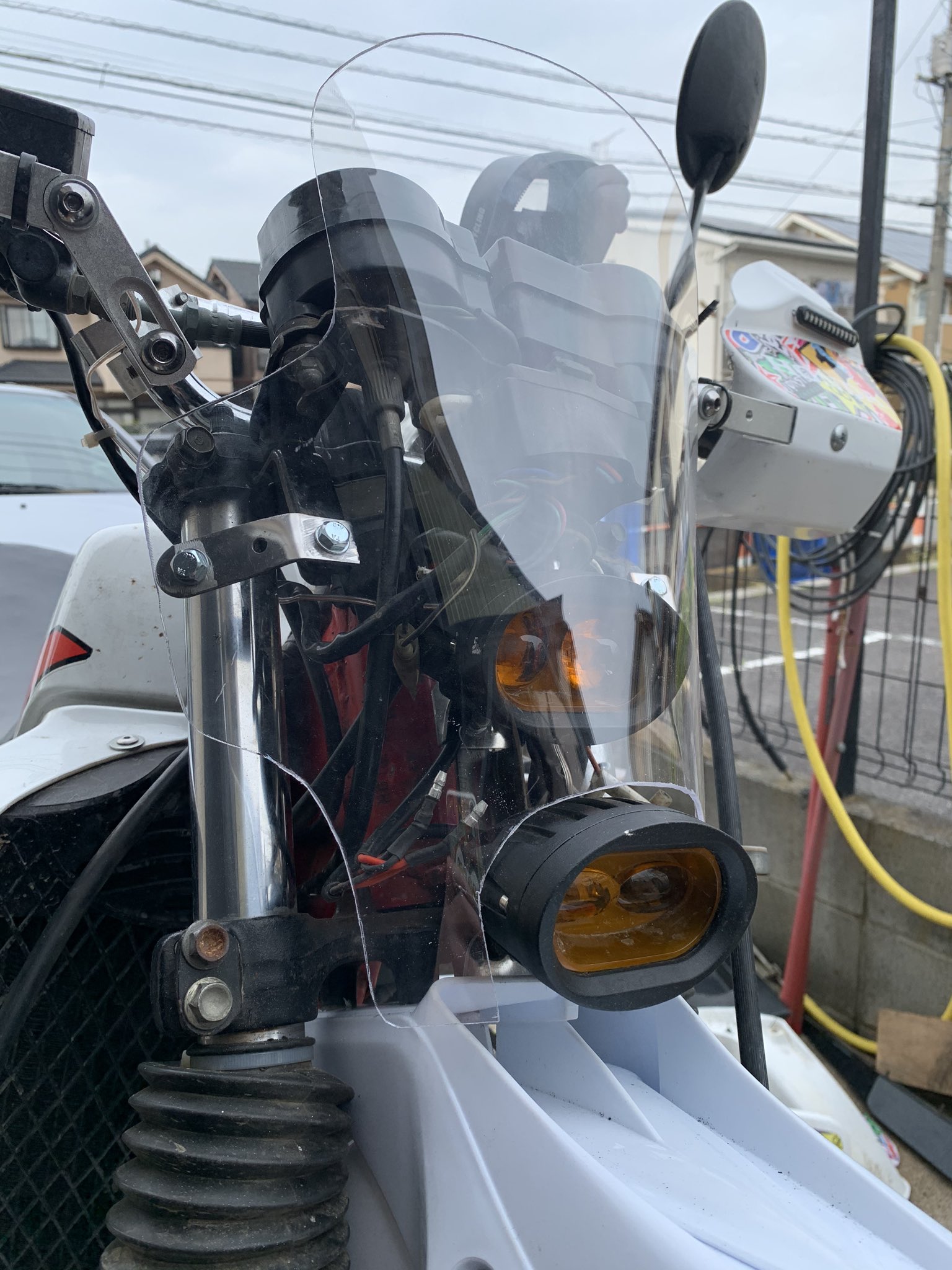 G太郎 Crf250ラリーみたいなマスクにしたくてフロントスクリーンをポリカ板切り出して作ってヘッドライトの位置変更 配線うまく隠そ あとフェンダーが割れてたから激安フェンダーに交換 G太郎 Crf250ラリーみたいなマスクにしたくてフロントスクリーンをポリカ板切り出して作ってヘッドライトの位置変更 配線うまく隠そ あとフェンダーが割れてたから激安フェンダーに交換