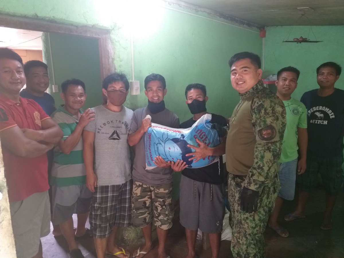 procor_r's tweet photo. Who: RLDDD PRO COR Personnel led by PLTCOL GLENN D LONOGAN, AC, RLDDD
What: Donated half cavan rice to Stranded Jeepney Drivers
When: April 21, 2020
Where: La Trinidad, Benguet
Why:  Drivers cannot work due to COVID-19 Outbreak.
@PNPChiefGamboa
@rwinp88 
@LonoganGlenn https://t.co/euYKf6EWgp