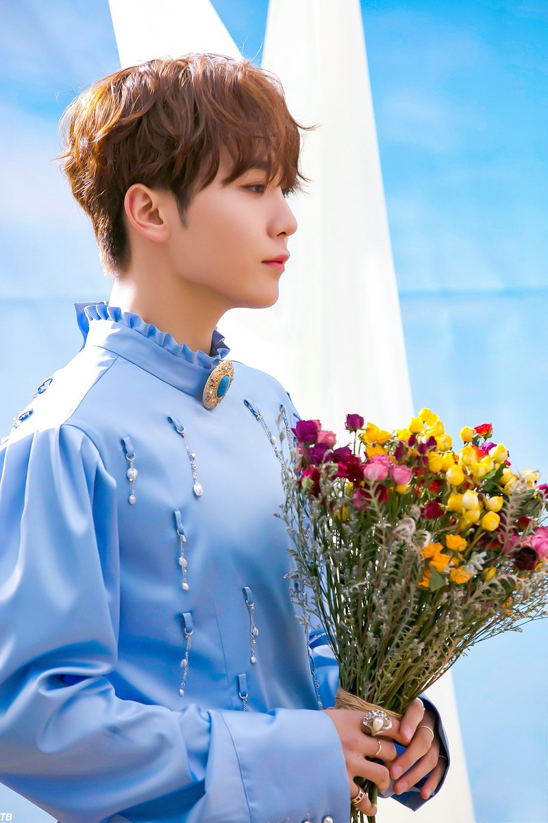 boo_today's tweet photo. 200421 Fallin' Flower 자켓촬영 비하인드 보정
#세븐틴 #승관 https://t.co/j1AT8yak1w