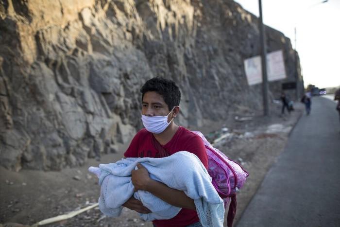 #Foto Buruh harian dan pekerja informal mudik dengan berjalan kaki keluar ibu kota Lima, Peru. Mereka terpaksa dilakukan setelah pemerintah melakukan karantina kota. Begini momennya: #Mudik #Peru

Selengkapnya di detik.id/Vn0dQc