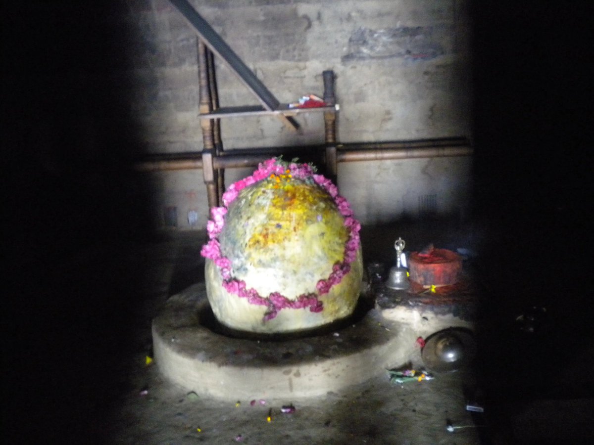 Every year, either the Shiva lingam or the presiding deity’s sacred wooden staff gets mysteriously hit by lightning bolts. Naturally, the lingam breaks up into pieces as a result, but the priest customarily puts it all together by using cereal and pulse flour.