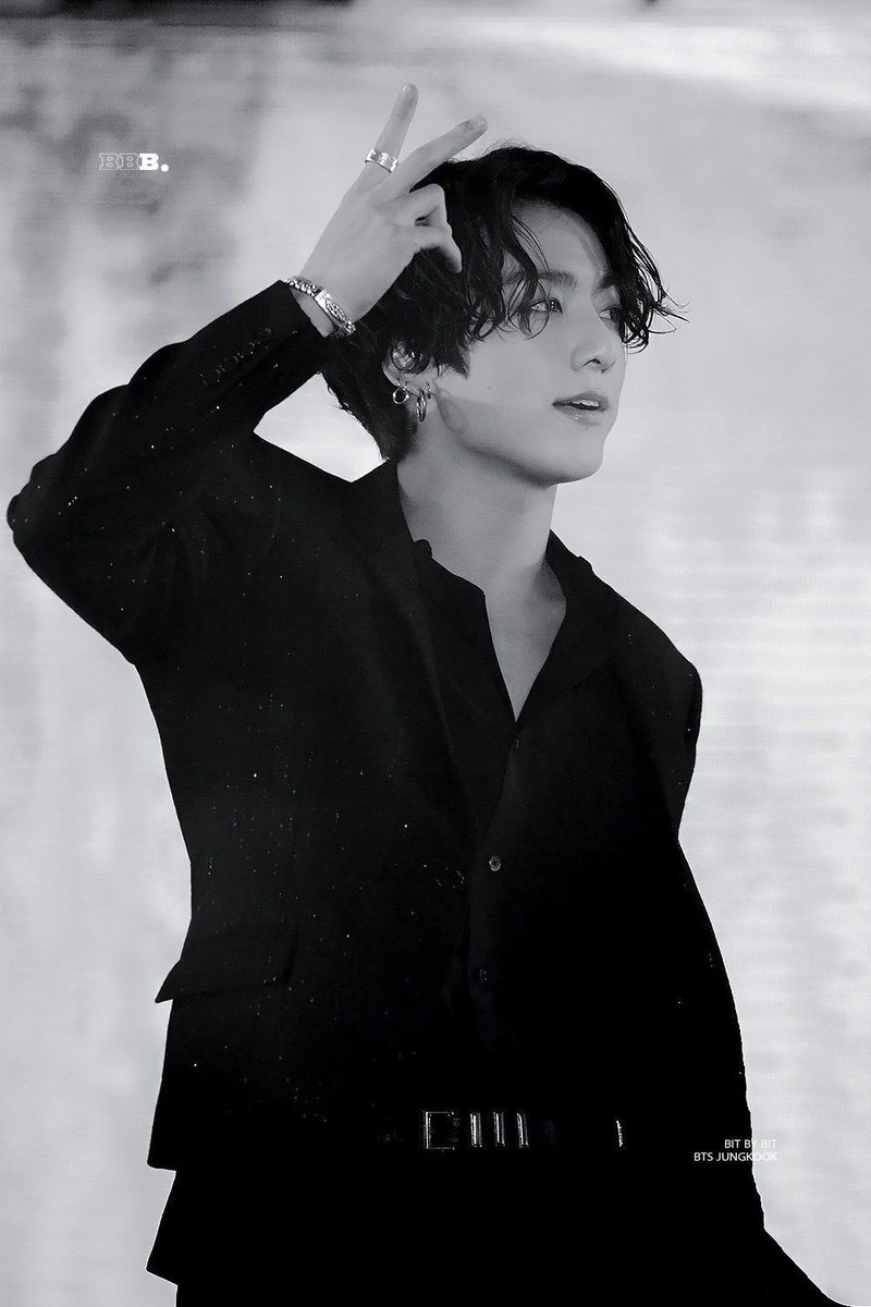 Jungkook with his beautiful long hair; dangerous thread: