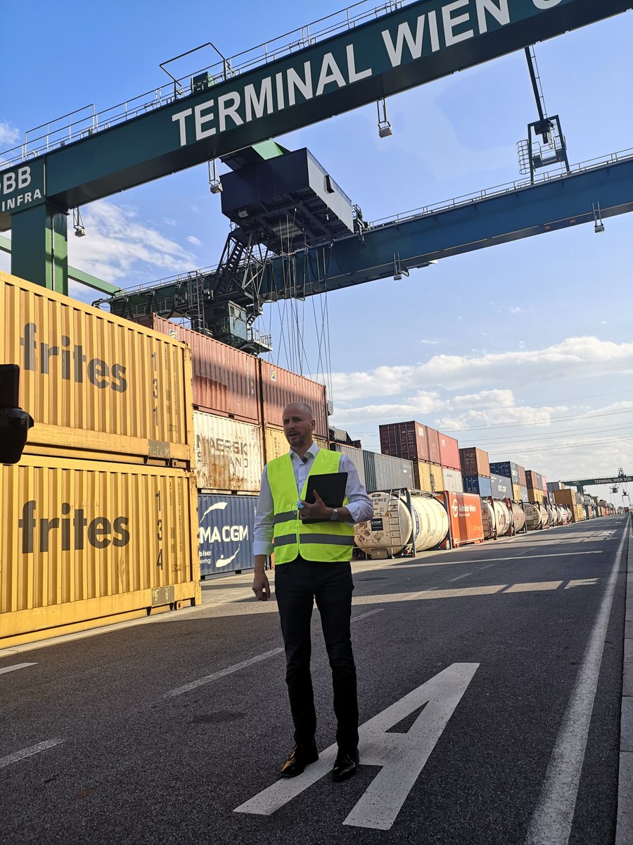 ClemensFoerst's tweet photo. #Backstage at the latest video shoot at the Vienna South Freight Terminal. We are standing strong for YOU and the entire economy! Despite and because of the crisis. #ShiftToRailNow
@unsereOEBB #ÖBB #RailCargoGroup https://t.co/cs2m0aquMs