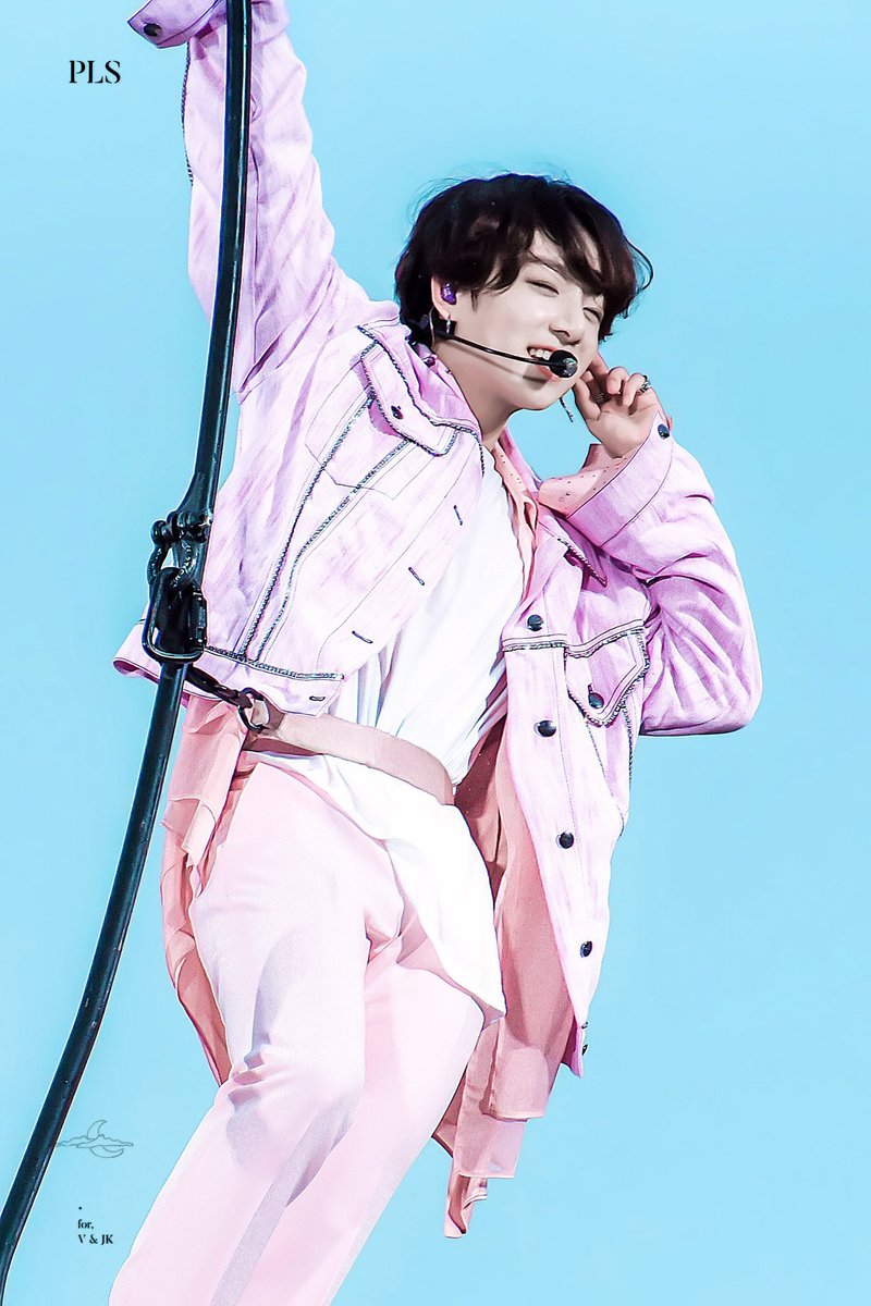 Jungkook with his beautiful long hair; dangerous thread: