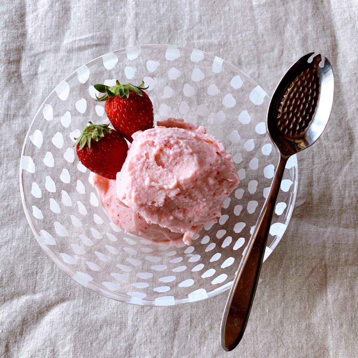 なかしましほ 生クリームだけの手作りアイスは少し重いので ヨーグルトでさっぱり だけどコクのあるアイスに ぜひ熟したいちごを使ってください 食べる時にフープロなどで滑らかになるまで回すことで ぐっとおいしくなります もしなければ すこし