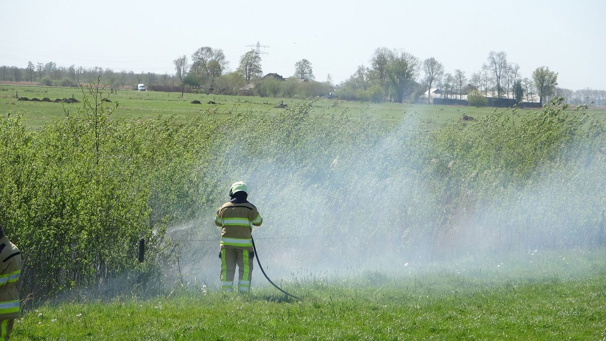 Brandweer blust bermbrand Zwartsluis -..