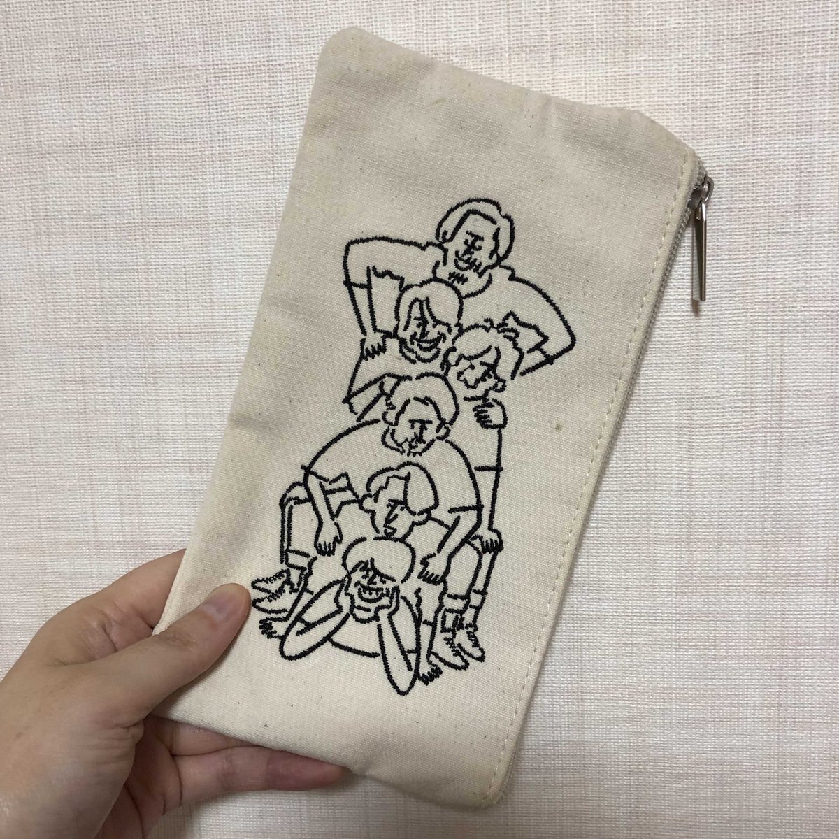 はるじおじさん 仮 A Twitter 58万再生されてるv6のthe Onesコンはグッズもかわいいぞ 長場雄さんイラストでめちゃんこかわいい このポーチの裏っ側の作りもなんて小憎らしい演出 タグのブイロクくんがナイスだよね V625 はるじおじさん 仮 A Twitter 58万再生されてるv6のthe Onesコンはグッズもかわいいぞ 長場雄さんイラストでめちゃんこかわいい このポーチの裏っ側の作りもなんて小憎らしい演出 タグのブイロクくんがナイスだよね V625