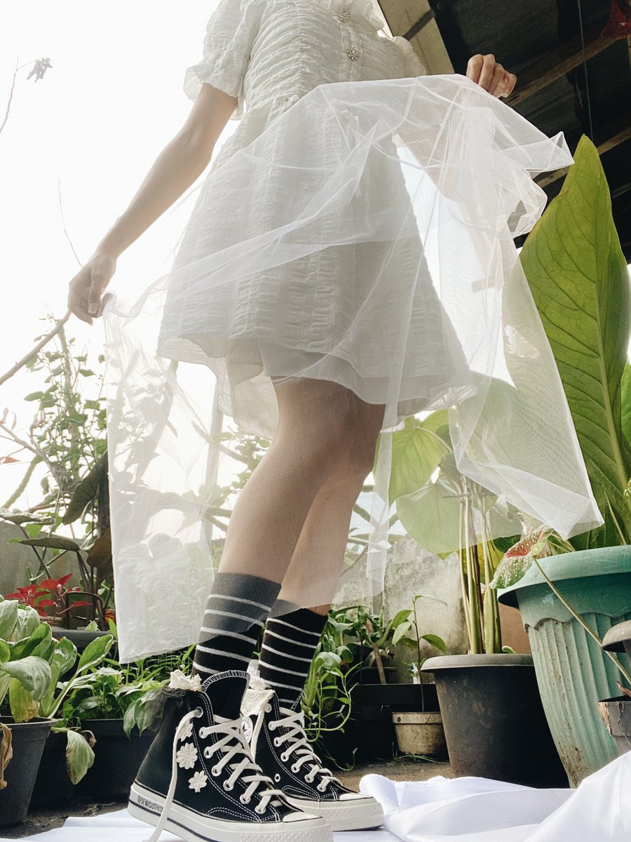 dewisutrisno_'s tweet photo. Terinspirasi dari celetukan teman-teman perempuanku “Nanti kalau nikah, nggak mau pakai high-heels ah! Capeek!”.
So here it is, my own kind of “Bloom” Converse with a little touch of white and black lace. https://t.co/NJtc6kjwXT
