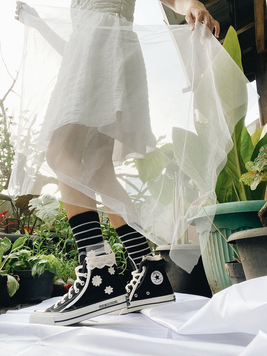 Terinspirasi dari celetukan teman-teman perempuanku “Nanti kalau nikah, nggak mau pakai high-heels ah! Capeek!”.
So here it is, my own kind of “Bloom” Converse with a little touch of white and black lace.