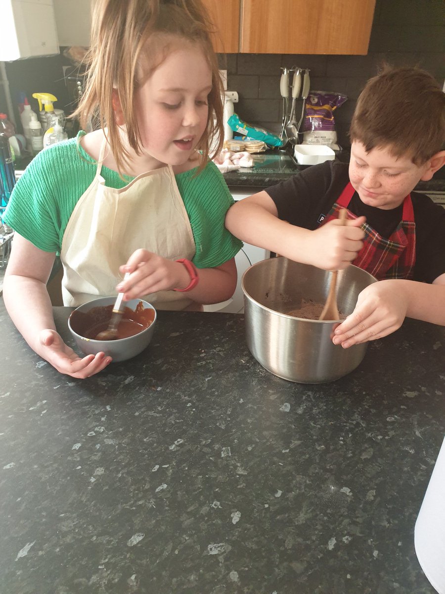 ladytt75's tweet photo. @HPAMA2015 Baking Brownies today #homeschooling #workingtogether https://t.co/I62E1gn3tb