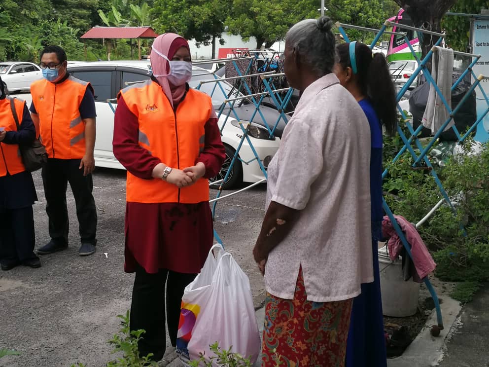 RinaMohdHarun's tweet photo. Keikhlasan tidak mengenal status, bangsa, dan agama. Kerana itulah kami akan terus menggalas amanah untuk semua, kerana ikhlasnya mereka tidak terbatas. Pupuk semangat kekitaan dalam diri supaya apabila keadaan pulih nanti kita dapat sama-sama meraikannya.

#Kitajagakita
@JKMHQ https://t.co/mpd5On9BVy