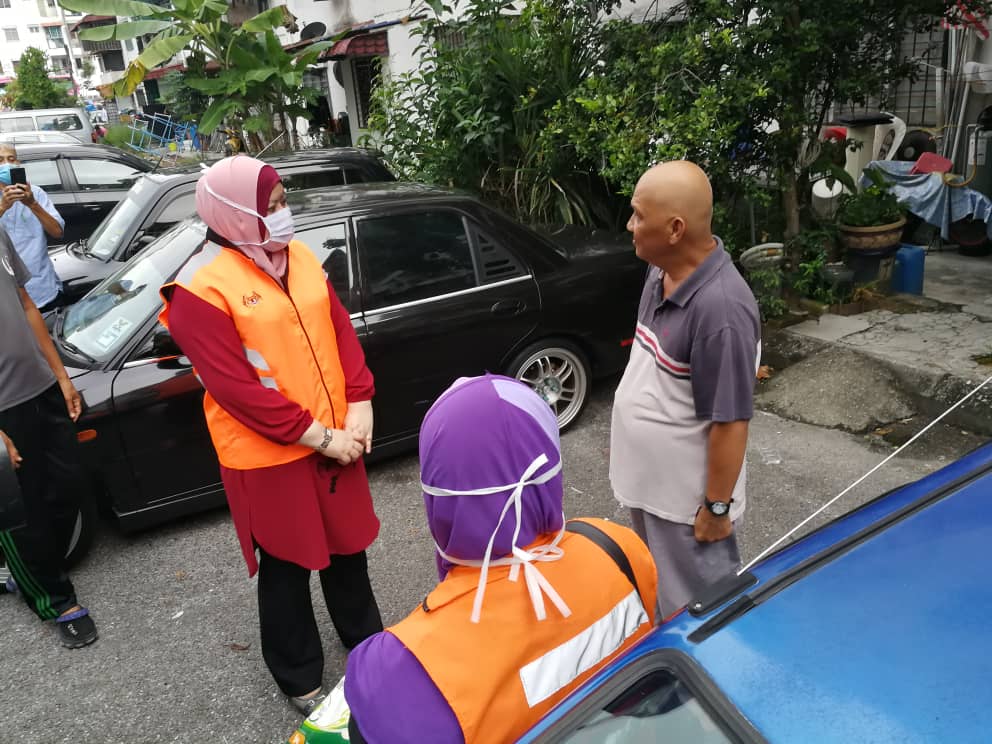 RinaMohdHarun's tweet photo. Keikhlasan tidak mengenal status, bangsa, dan agama. Kerana itulah kami akan terus menggalas amanah untuk semua, kerana ikhlasnya mereka tidak terbatas. Pupuk semangat kekitaan dalam diri supaya apabila keadaan pulih nanti kita dapat sama-sama meraikannya.

#Kitajagakita
@JKMHQ https://t.co/mpd5On9BVy
