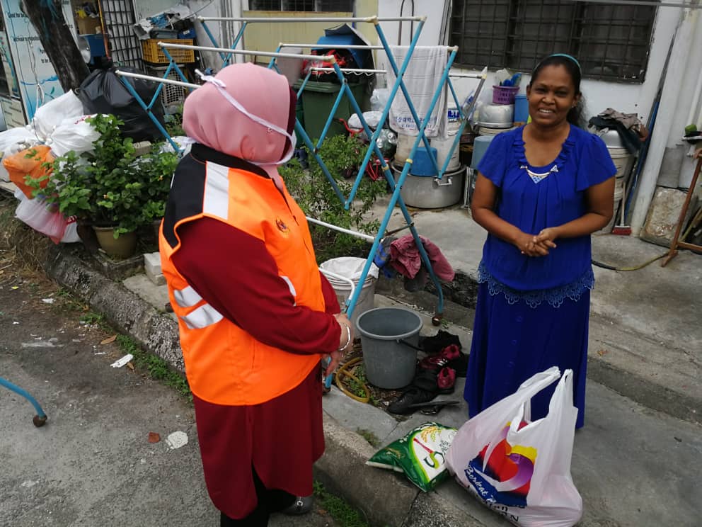RinaMohdHarun's tweet photo. Keikhlasan tidak mengenal status, bangsa, dan agama. Kerana itulah kami akan terus menggalas amanah untuk semua, kerana ikhlasnya mereka tidak terbatas. Pupuk semangat kekitaan dalam diri supaya apabila keadaan pulih nanti kita dapat sama-sama meraikannya.

#Kitajagakita
@JKMHQ https://t.co/mpd5On9BVy