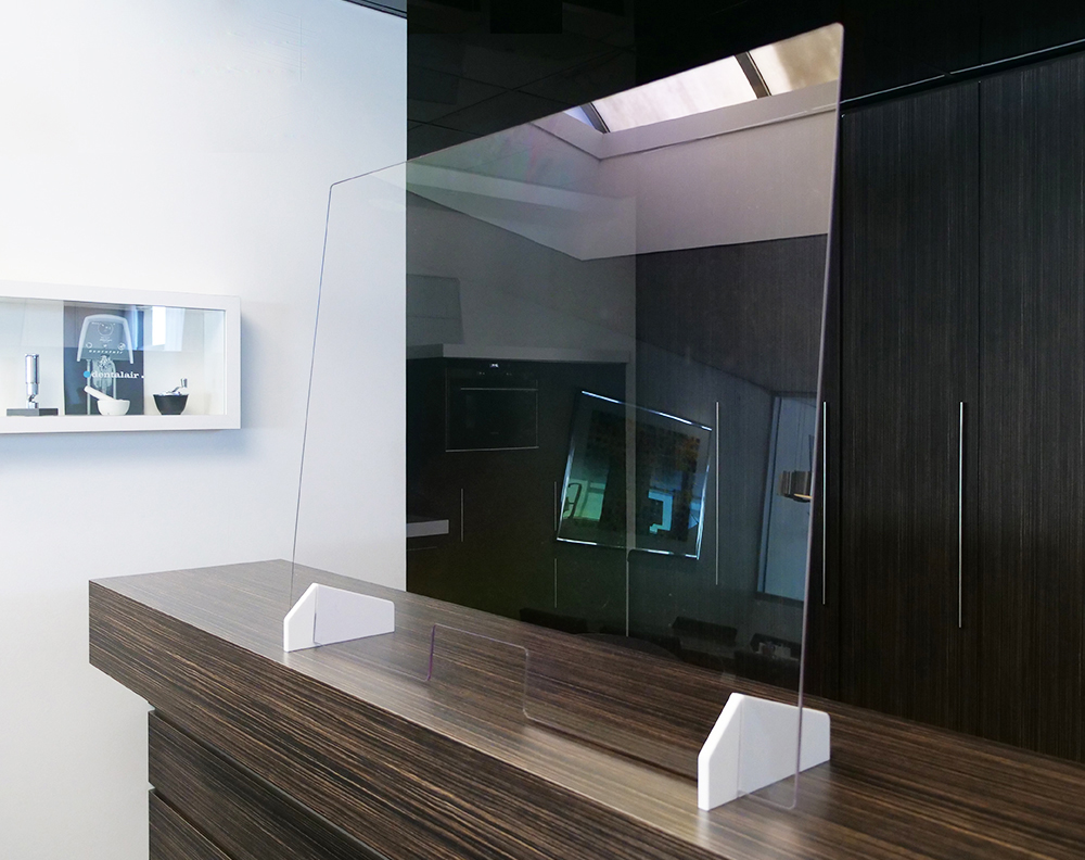 We hebben een unieke preventiescherm ontwikkeld voor op de balie. Dit scherm is gemaakt van polycarbonaat plexiglas van 5 mm dikte en wordt door ons gefreesd in de afmeting 760 x 1000 mm. Ook verkrijgbaar in afwijkende formaten. Klik op bit.ly/3bqZvsf voor meer info.