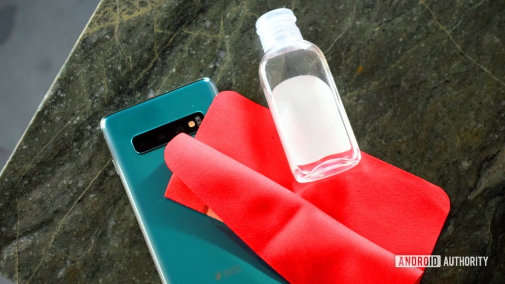 Prevención de coronavirus: cómo limpiar u teléfono notimoviles.com/prevencion-de-…