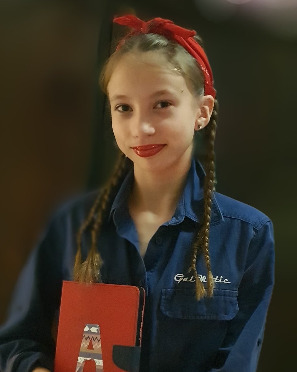 With my extra 'workers' at home I am finding ways to entertain them and teach them some of the easier tasks of running a business.
Nice to see my 'when I get back to that size' shirt getting some use! 🤣