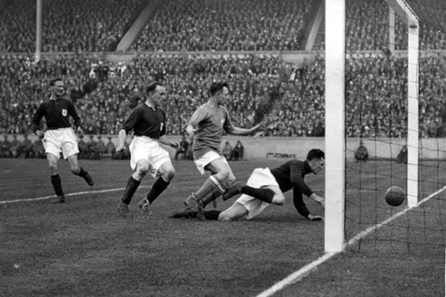 Cardiff won 1-0 after Arsenal's Welsh keeper Dan Lewis spilled a soft shot. http://player.bfi.org.uk/film/watch-cup-final-1927-1927/