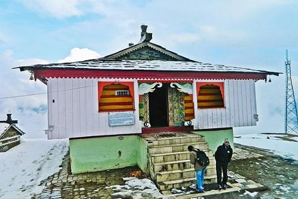 At about 2,460 m in the heavenly valley, the temple of Bijli Mahadev has seen ages go by. The shrine lies 22 km from Kullu, and be reached through a 3 km-long trek, which offers views of the valley endowed with poetic beauty.