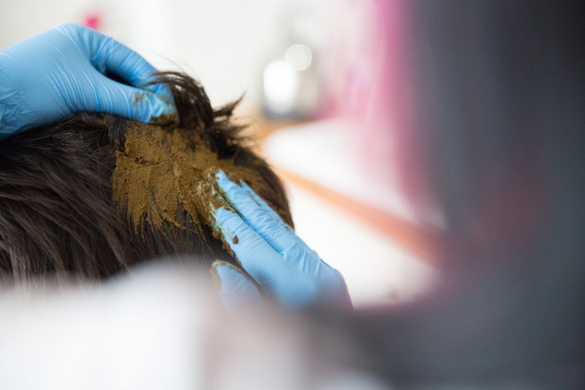 Lush ラッシュ 公式 ナチュラルに色をつけながら カカオバターと選りすぐりのエッセンシャルオイルのブレンドで 健康的な髪に仕上げるオーガニックヘアカラー カカ 原材料のヘナが髪をコーティングして 本来の髪の色になじんだ自然な色に仕上げて