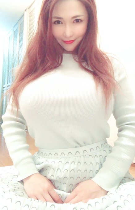 1 pic. ???????????
?????????????????
The meaning of picture changes by raising your chin up or down.
????????????????????
