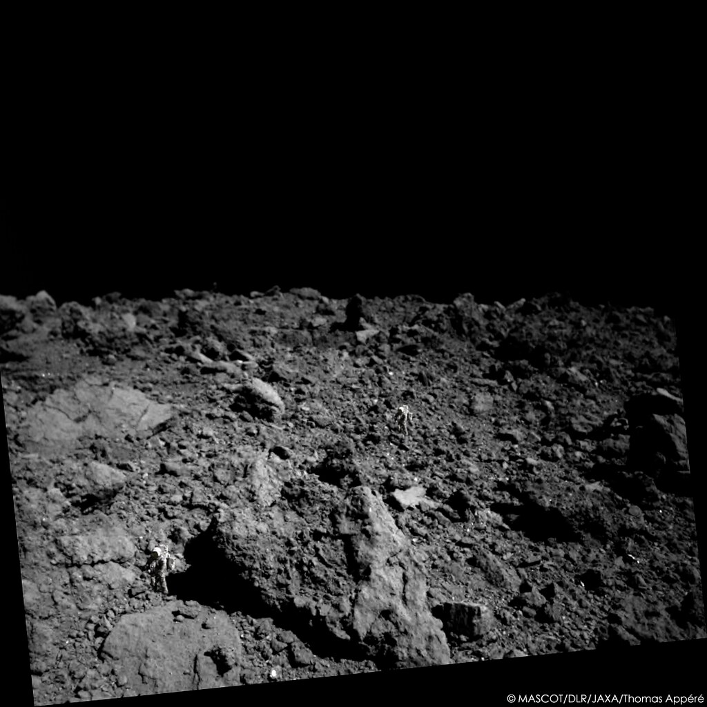 Le 3 octobre 2018, la sonde japonaise  #Hayabusa2 larguait l'atterrisseur franco-allemand MASCOT à la surface de l'astéroïde  #Ryugu.Les photos dévoilent un paysage dont il est difficile d'appréhender l'échelle. J'y ai ajouté des objets pour y remédier.Thread à dérouler