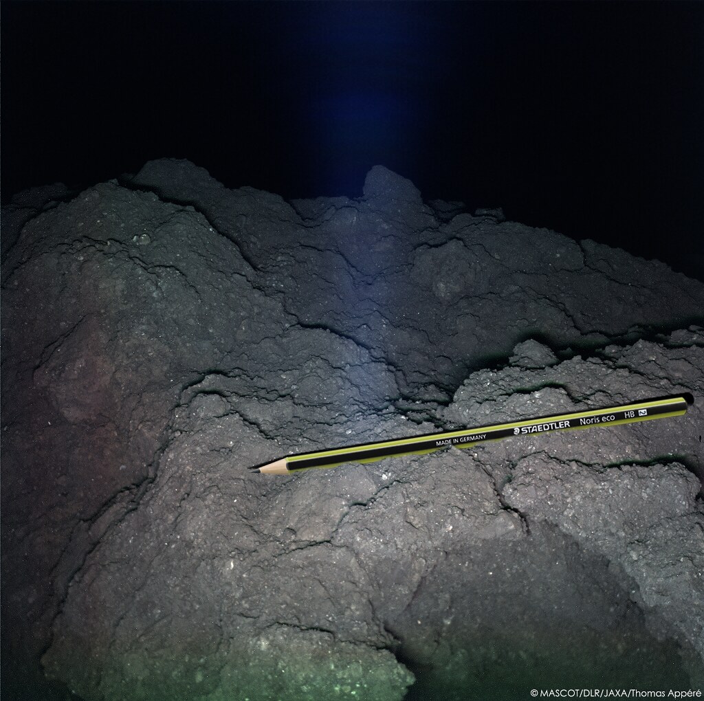 Le 3 octobre 2018, la sonde japonaise  #Hayabusa2 larguait l'atterrisseur franco-allemand MASCOT à la surface de l'astéroïde  #Ryugu.Les photos dévoilent un paysage dont il est difficile d'appréhender l'échelle. J'y ai ajouté des objets pour y remédier.Thread à dérouler