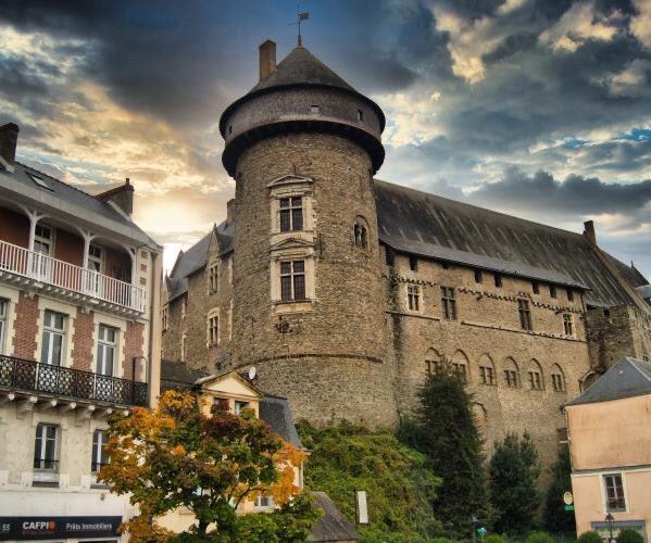 MayenneEnPhotos's tweet photo. Aujourd’hui la photo du château de Laval. 
Merci à @sgt_guizzmoo (instagram) pour cette magnifique photo de la forteresse médiévale dominant la Mayenne.

#laval #laval53 #chateau #mayenne #mayennetourisme #mayenneenphotos #mayenne53 #chateaulaval #patrimoine #photo #photography https://t.co/t5x9LsT92r