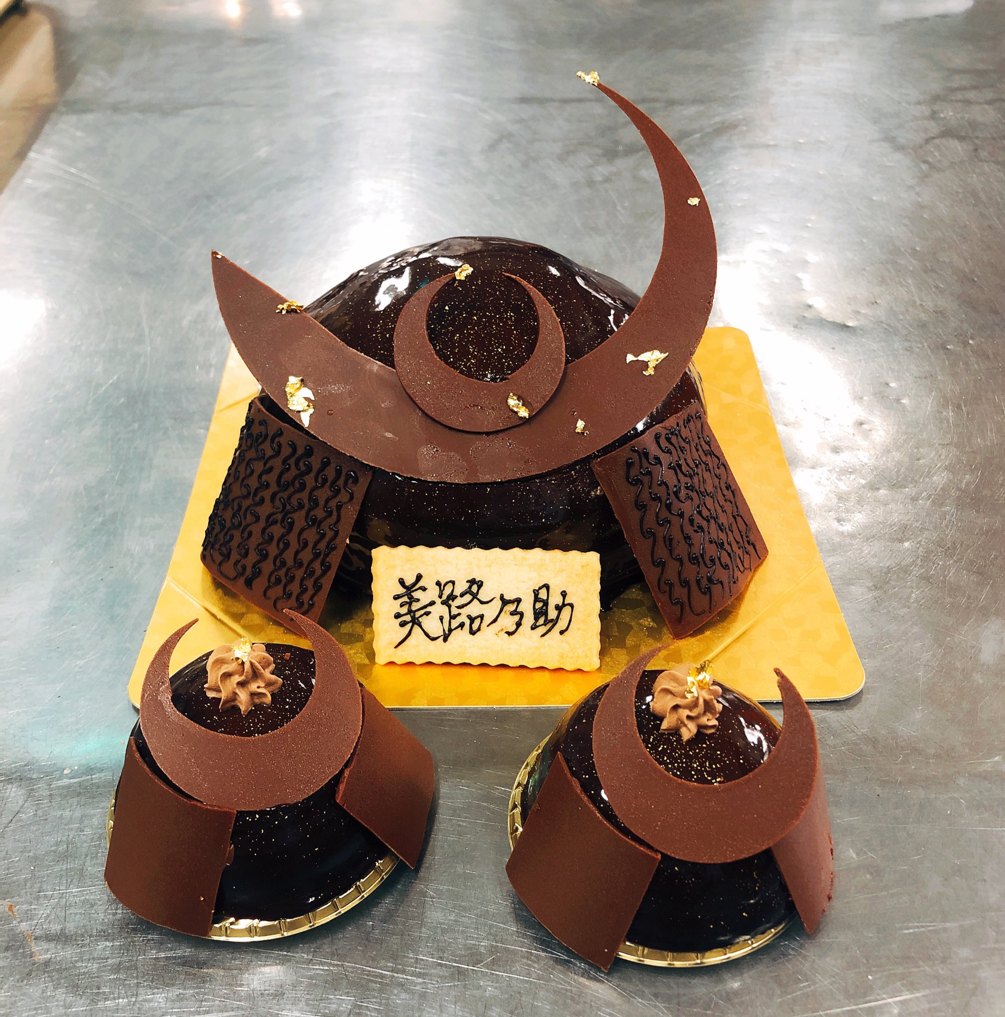 洋菓子のミロ 3代目シェフ On Twitter 子供の日限定 甲ケーキです 上杉謙信モデルです 理由はないです 上杉氏は豪酒と聞きましたが 私も浴びる量のアルコールを体に吹きかけながら消毒殺菌を毎日してます 洋菓子のミロ