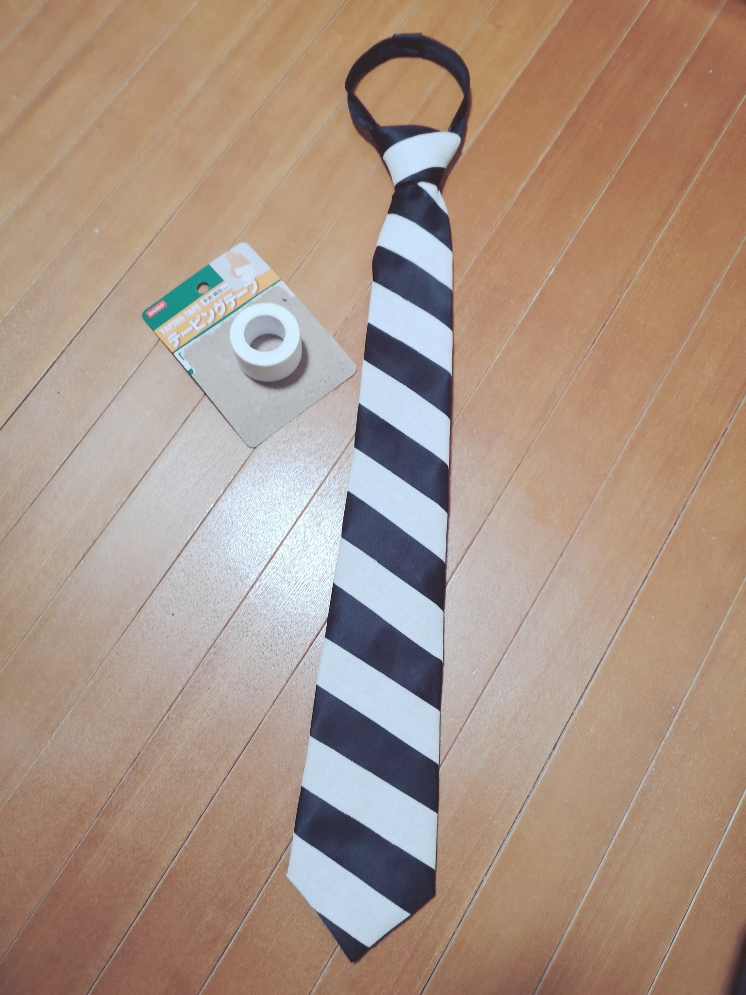Twitter 上的 単品 こすフェス両日 ストライプのネクタイが欲しいそこの貴女 結ばなくていい黒ネクタイにテーピングを貼るのです 宅コスなら見栄え問題ない ネクタイもテーピングも百均 百均のグッズ間違った使い方選手権 T Co Fm8ydk1nlk Twitter