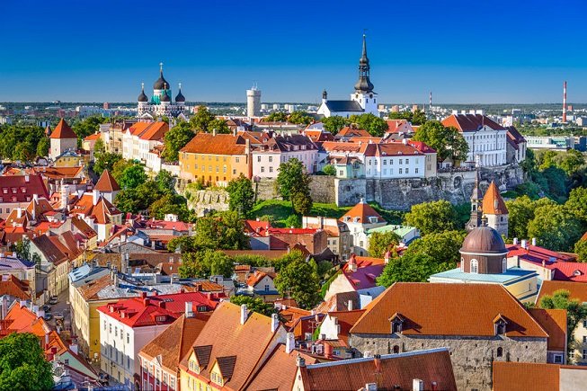 DoppiaIn's tweet photo. Nelle città grandi, tu sei lontano dal bello; perché il bello non ha più luogo nessuno nella vita degli uomini. Sei lontano anche dal vero: perché nelle città grandi ogni cosa è finta, o vana.

La più sottovalutata d'Europa #CittàEuropee #tallin #leopardi https://t.co/3BT2X2VPT0