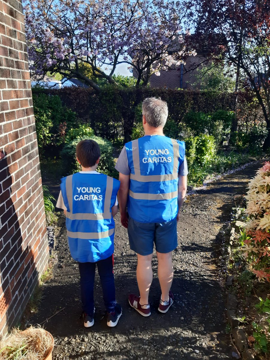 altw1977's tweet photo. @YoungCaritasRo1 @StChris_Romiley helping their own community 👍 Delivering donated bread from #kingsmillbread, &amp; food parcels from @CherryTreeYouth &amp; @Morrisons #bredbury #everylittlethingcounts #lookaftereachother #love #care please rt https://t.co/yeh7j3eTrC