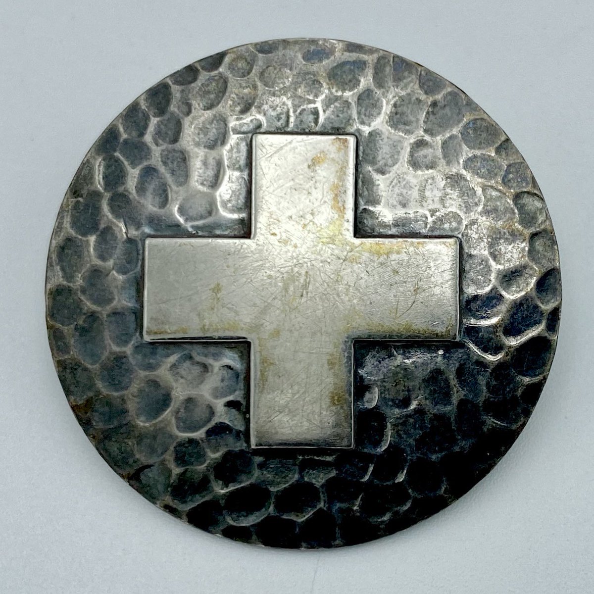 En vårdbrosch i silver med okänt bakgrund. Vet du mer om denna broschen? #broschmuseet