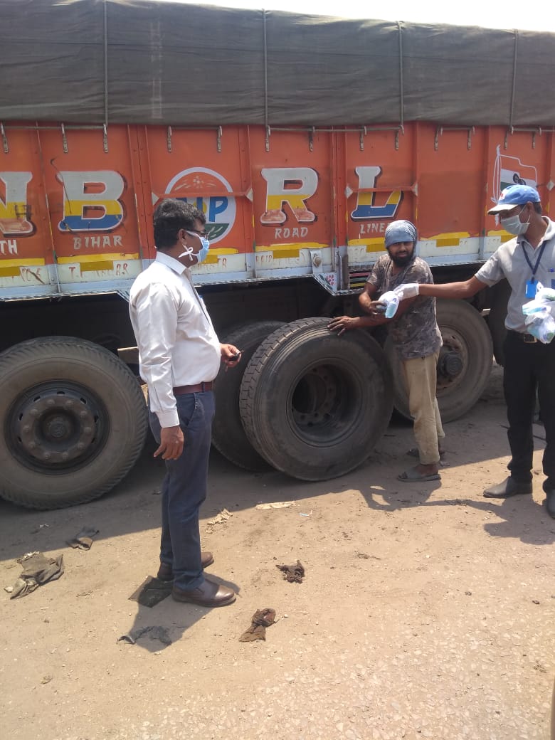 bpcretraipur's tweet photo. Distribution of sanitizer set containg soap, mask, gloves &amp; sanitizer to customers at BP-Raipur. @BPCLimited @rakeshsinhabpc @AbhijitPanari https://t.co/VRsqwxHkbI