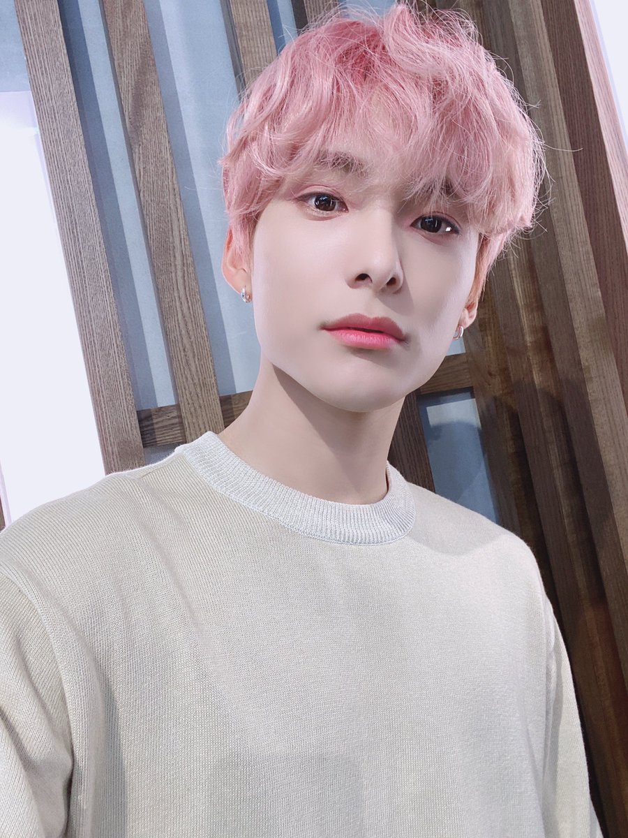 official_ACE7's tweet photo. [#에이스_준]
아 오늘 아침부터 라디오 너무 재밌었당 ❤️
초이들 오늘 The Show 도 기대 많이 해주세요 ❤️ 뽀쨕😛
#ACE #에이스 #CHOICE #초이스 https://t.co/s6ezSWzd5G