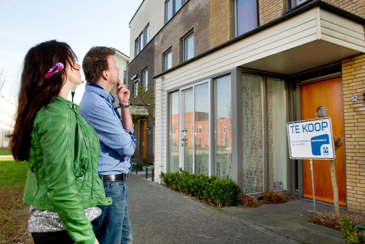 Bij het ingaan van de zesde week van ‘social distancing’ valt het op dat de woningmarkt nog steeds goed draait.

De prijs van een verkochte woning is in de periode 16 maart – 15 april vergelijkbaar met die van een maand ervoor tinyurl.com/ycrjyflu