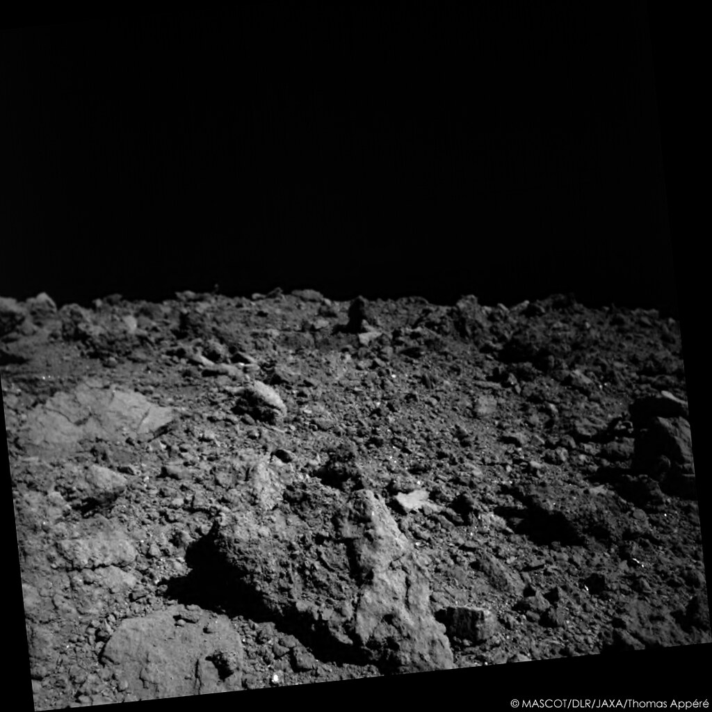 Cette 2e photo, prise à 22 m d'altitude, montre un rocher vaguement pyramidale de 6,5 m de haut au 1er plan.Harrison Schmitt, astronaute-géologue de Apollo 17, donne l'échelle à 2 distances différentes de la caméra MASCam. https://www.flickr.com/photos/thomasappere/49798250661/in/album-72157705187341274/