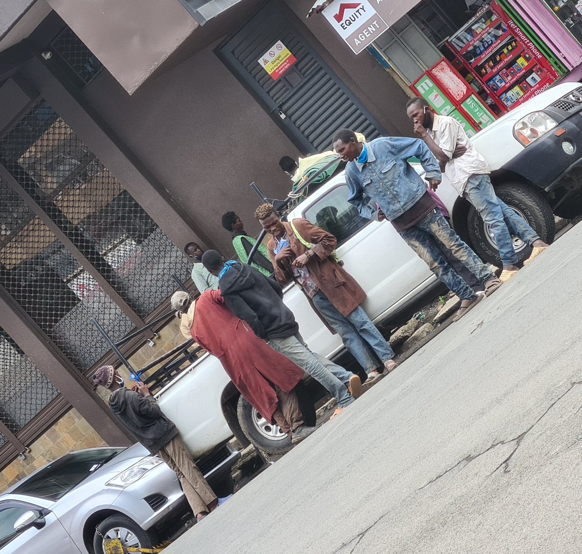 Never ignore these kids if they help you park your car. That 10 or 20 bob means something to them🤗🤗
#RememberStreetKids