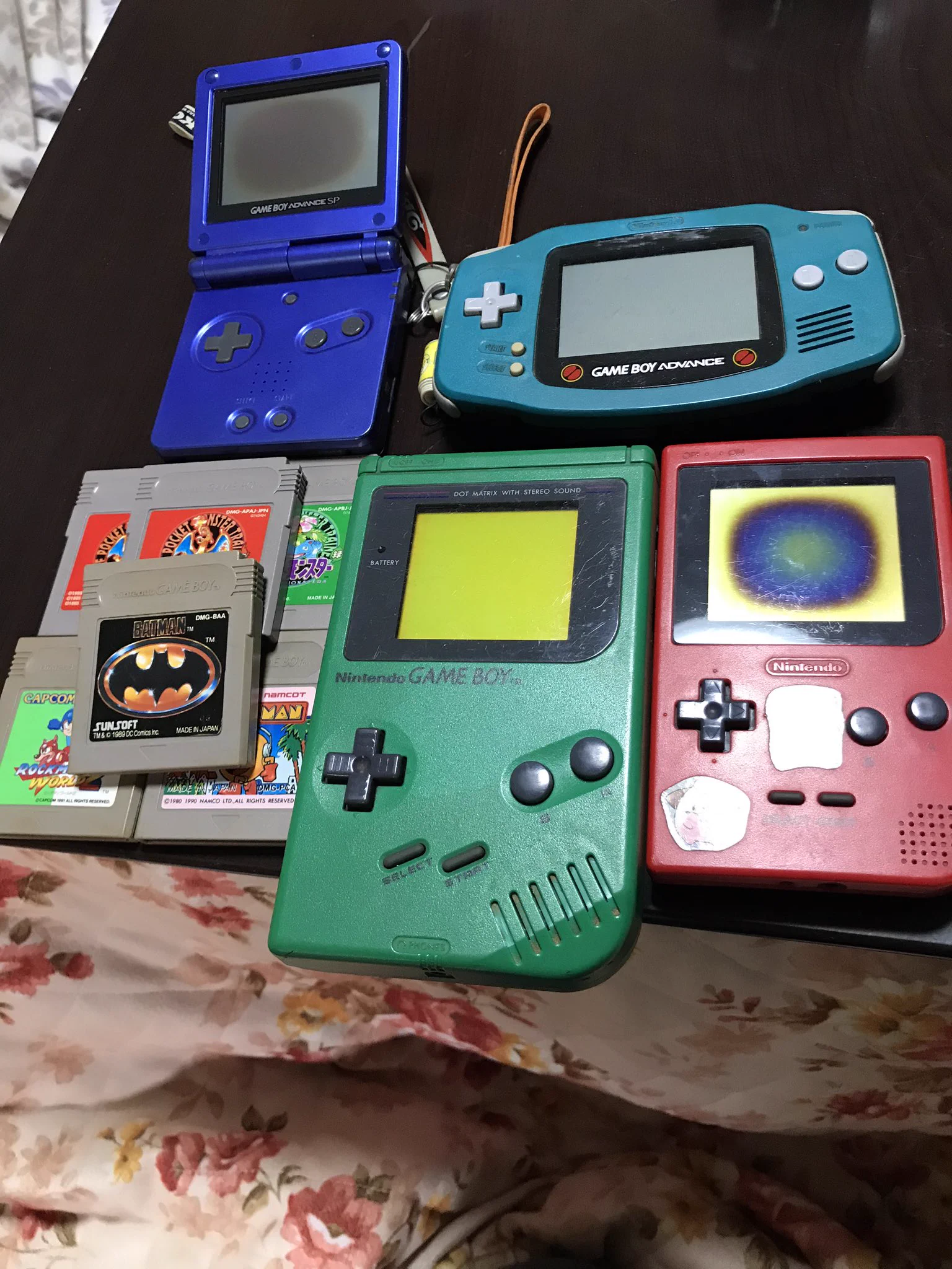 @famitsu ちょっと探したけどカラー見つからなかった、ポケットは液晶がお亡くなりに。
ソフトも全然無いし、
何故か赤が2枚あった(°▽°)
バッドマンまだ全クリした事無いや
鬼難しいです。 